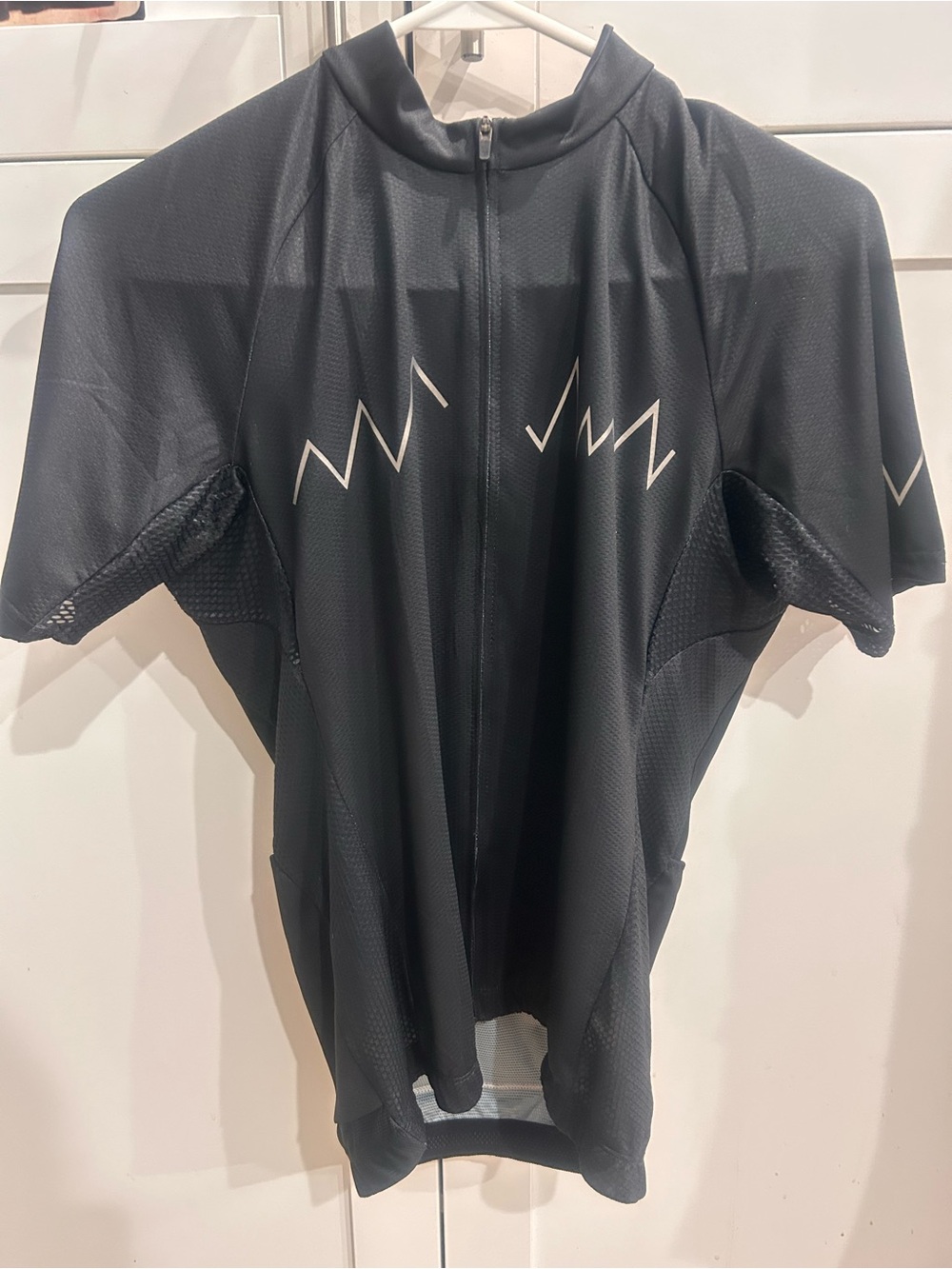 Black Short Sleeve Cycling Jersey with Reflective Zigzag Detail (unisex M)
